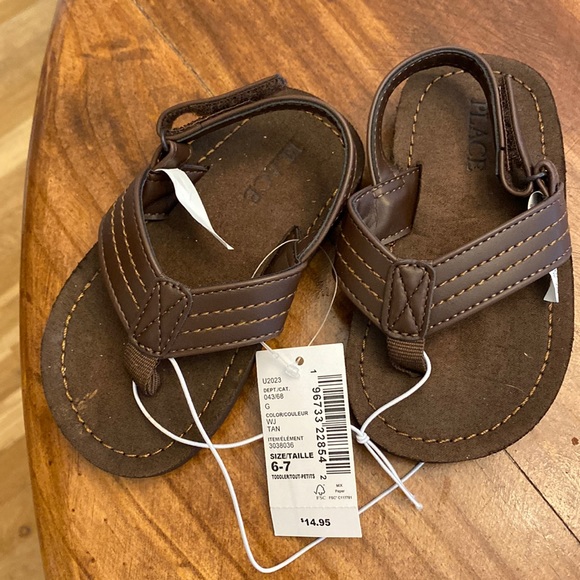 NWT THE CHILDREN’S PLACE 6/7 Sandals - Picture 1 of 3